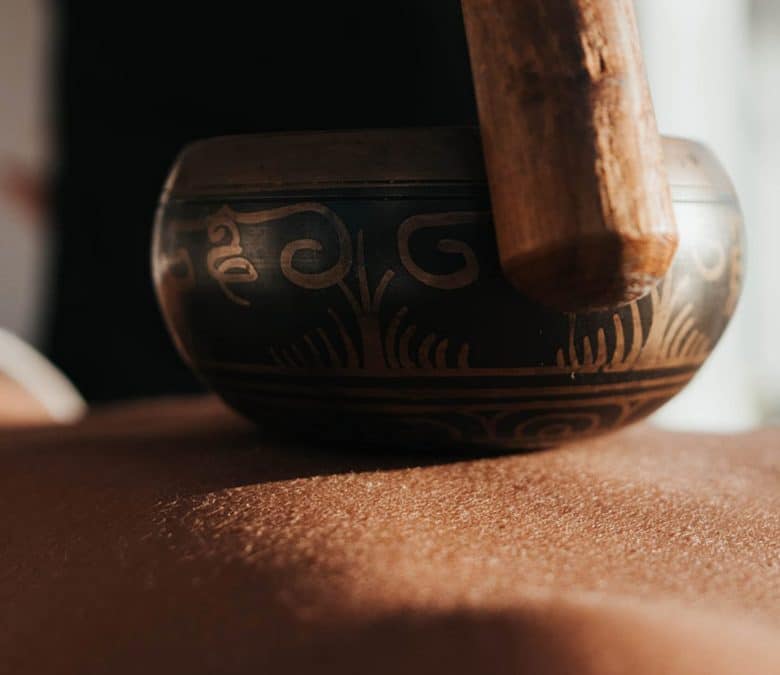 El masaje relajante es una técnica compuesta de diferentes movimientos suaves con la finalidad de
relajar cuerpo y mente.

En Shambhala nos encargamos de todo lo necesario para poder crear un ambiente de relajación sin que tengas que salir de casa