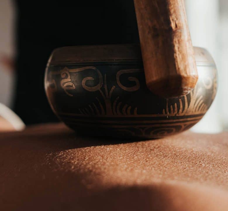 El masaje relajante es una técnica compuesta de diferentes movimientos suaves con la finalidad de
relajar cuerpo y mente.

En Shambhala nos encargamos de todo lo necesario para poder crear un ambiente de relajación sin que tengas que salir de casa